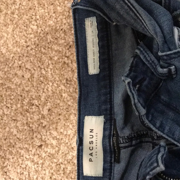 dark wash PacSun ripped jeans - Picture 3 of 3